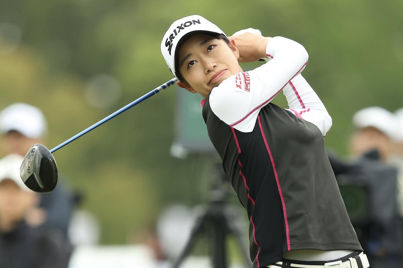 10番、ティーショットを放つ吉本こ（撮影・河田真司）