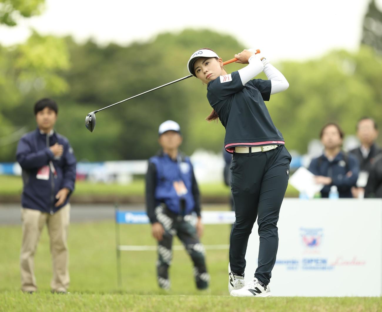 10番、ティーショットを放つ藤田か（撮影・河田真司）