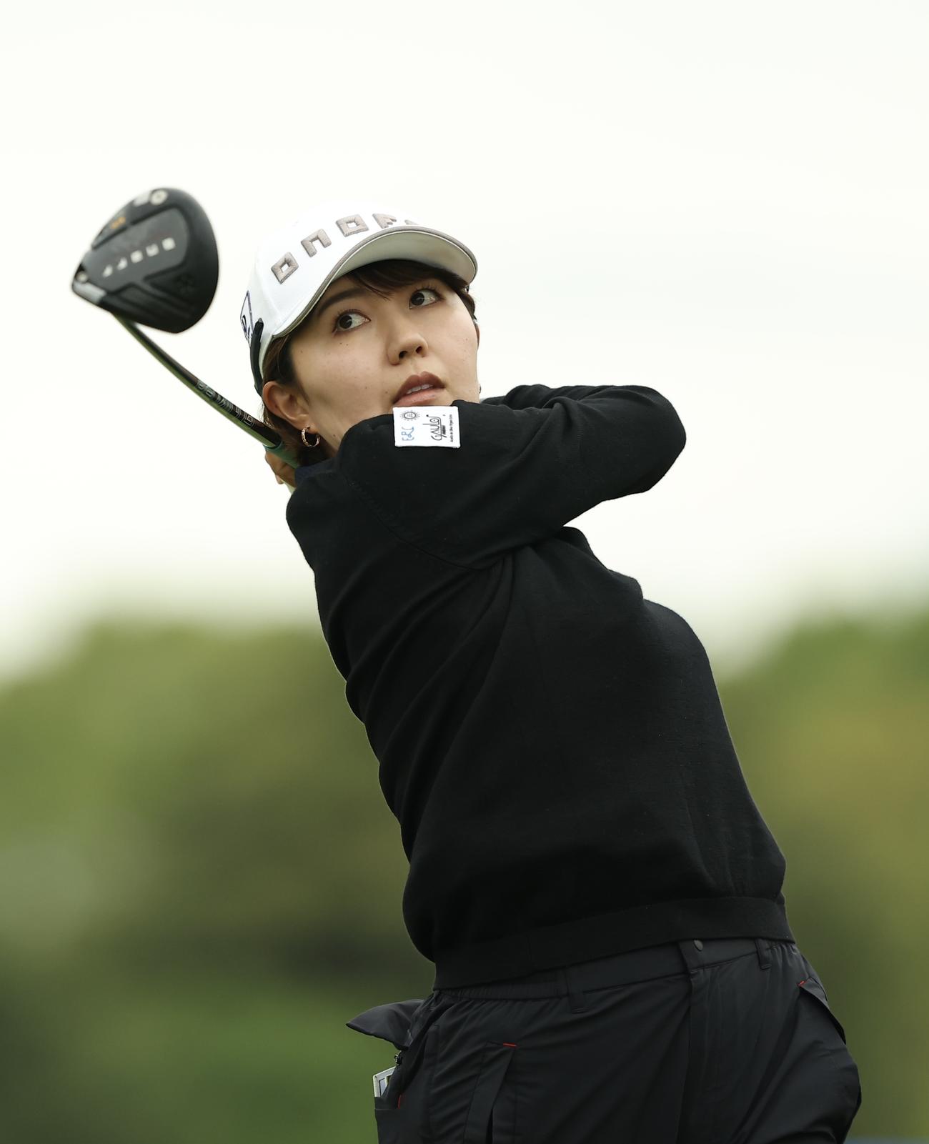 10番、ティーショットを放つ権藤（撮影・河田真司）