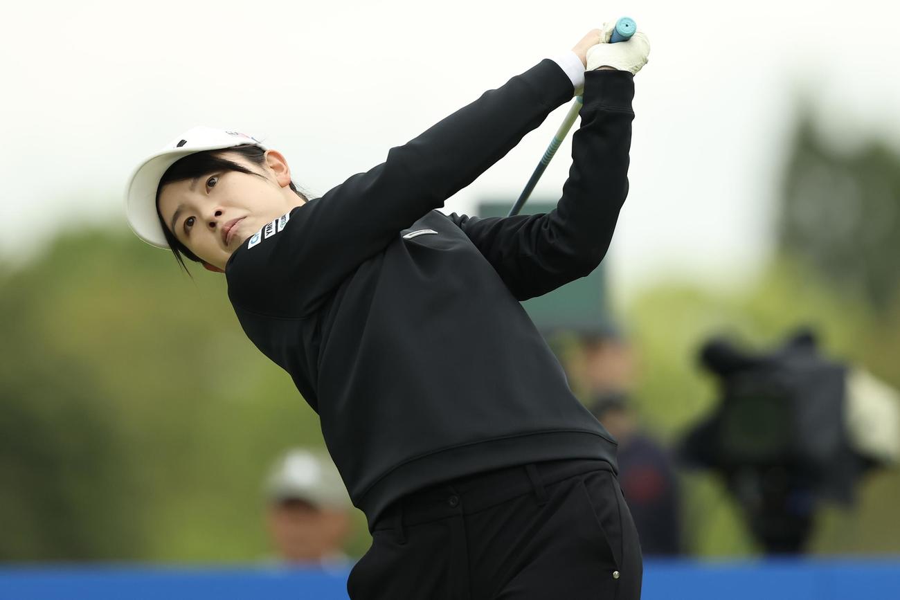 10番、ティーショットを放つ木下（撮影・河田真司）