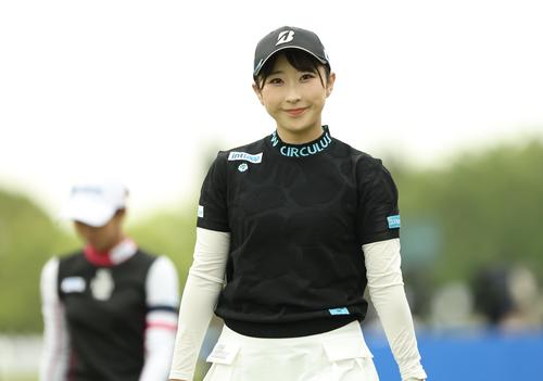 10番、ティーショット後に笑顔で移動する永嶋（撮影・河田真司）