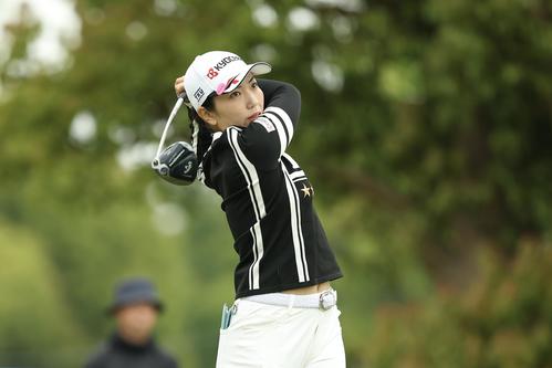 1番、ティーショットを放つ笠（撮影・河田真司）