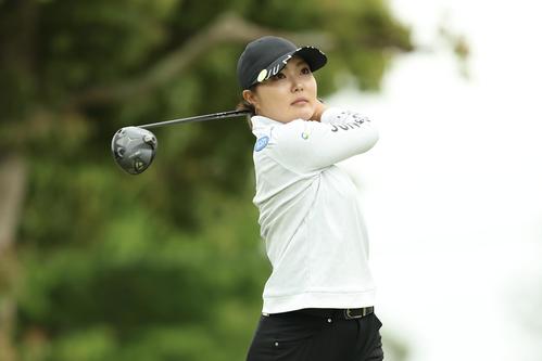 1番、ティーショットを放つ高橋（撮影・河田真司）