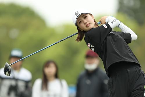 10番、ティーショットを放つ與語（撮影・河田真司）