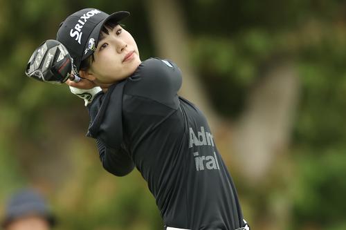 1番、ティーショットを放つ尾関（撮影・河田真司）