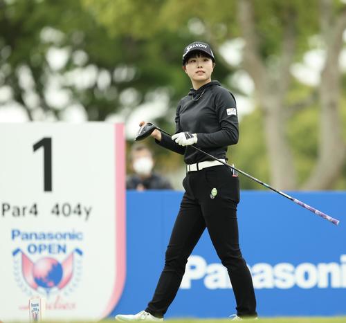 1番、ティーショットを放つ尾関（撮影・河田真司）