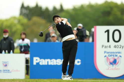 10番、ティーショットを放つリ・ハナ（撮影・河田真司）