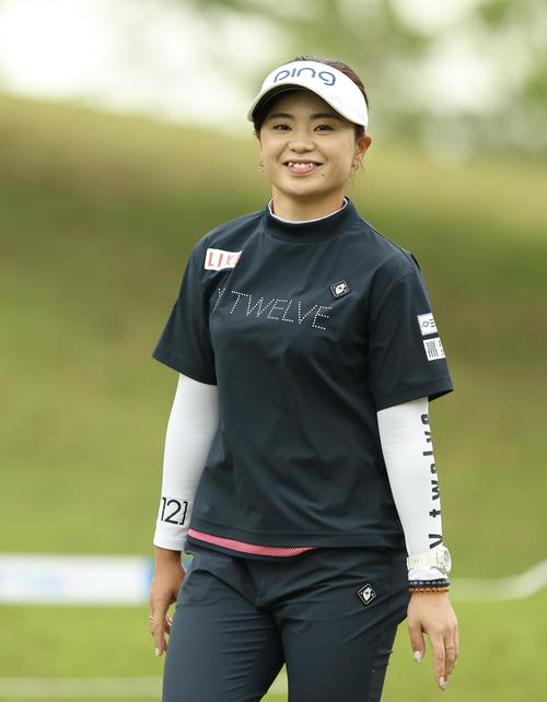 10番、ティーショット後に笑顔で移動する藤田か（撮影・河田真司）