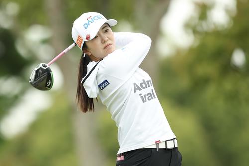 1番、ティーショットを放つ堀（撮影・河田真司）