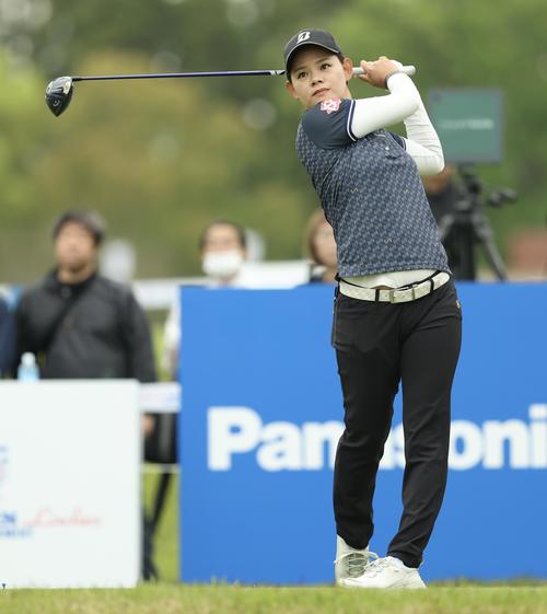 10番、ティーショットを放つ森井（撮影・河田真司）