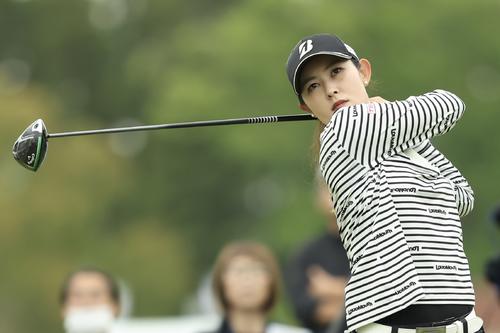 10番、ティーショットを放つ浜崎（撮影・河田真司）