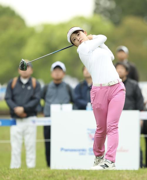 10番、ティーショットを放つ政田（撮影・河田真司）