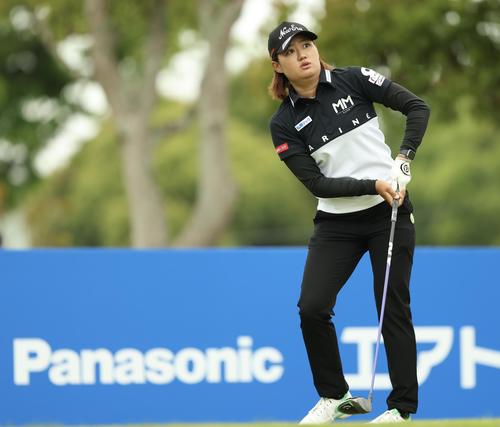 1番、ティーショットを放つ野沢（撮影・河田真司）