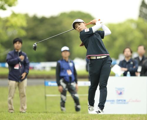 10番、ティーショットを放つ藤田か（撮影・河田真司）