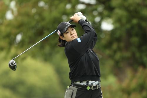 1番、ティーショットを放つ川岸（撮影・河田真司）