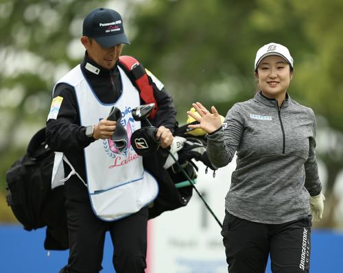 1番、ティーショット後に笑顔で移動する阿部（撮影・河田真司）