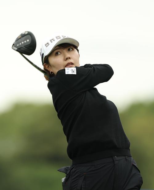 10番、ティーショットを放つ権藤（撮影・河田真司）