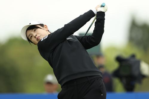 10番、ティーショットを放つ木下（撮影・河田真司）