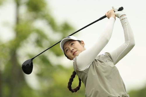 10番、ティーショットを放つ辻（撮影・河田真司）