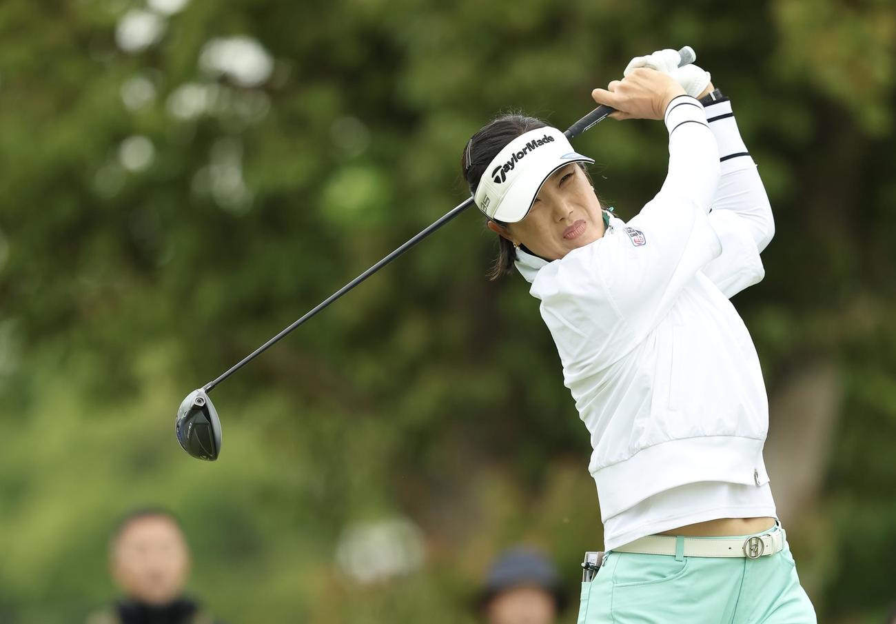 1番、ティーショットを放つ全美貞（撮影・河田真司）