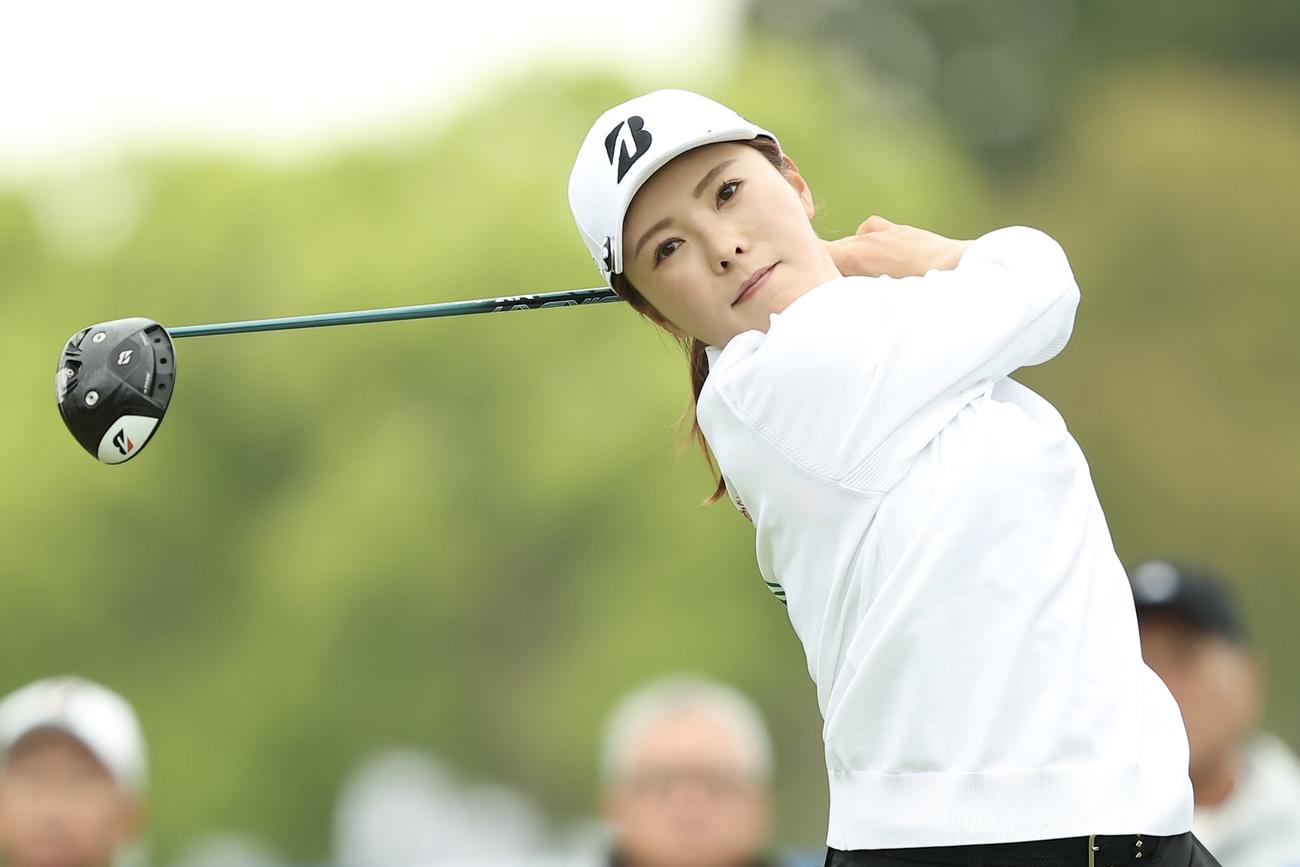 10番、ティーショットを放つ堀奈（撮影・河田真司）