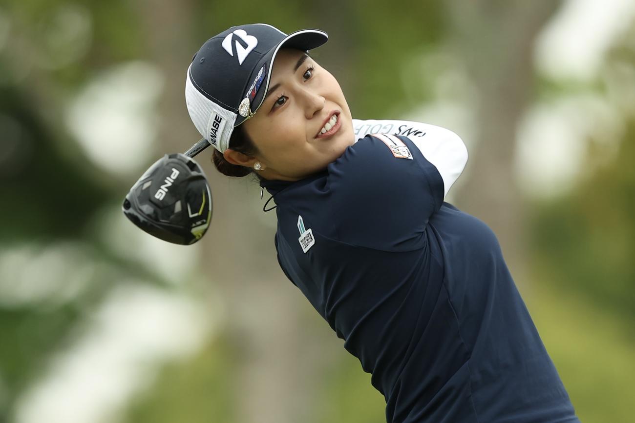 1番、ティーショット後に移動する大里（撮影・河田真司）