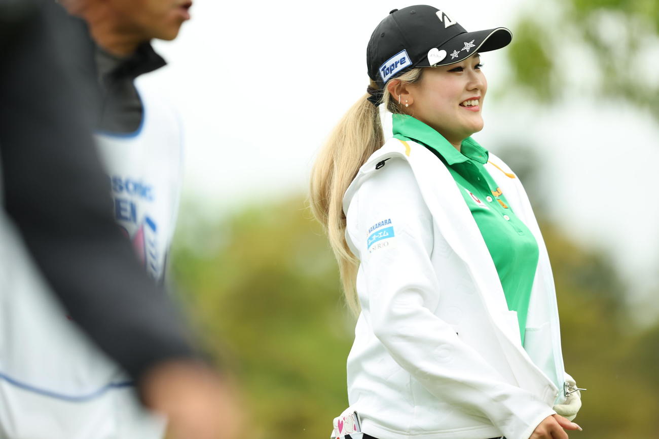 1番、ティーショット後に笑顔で移動する桑木（撮影・河田真司）