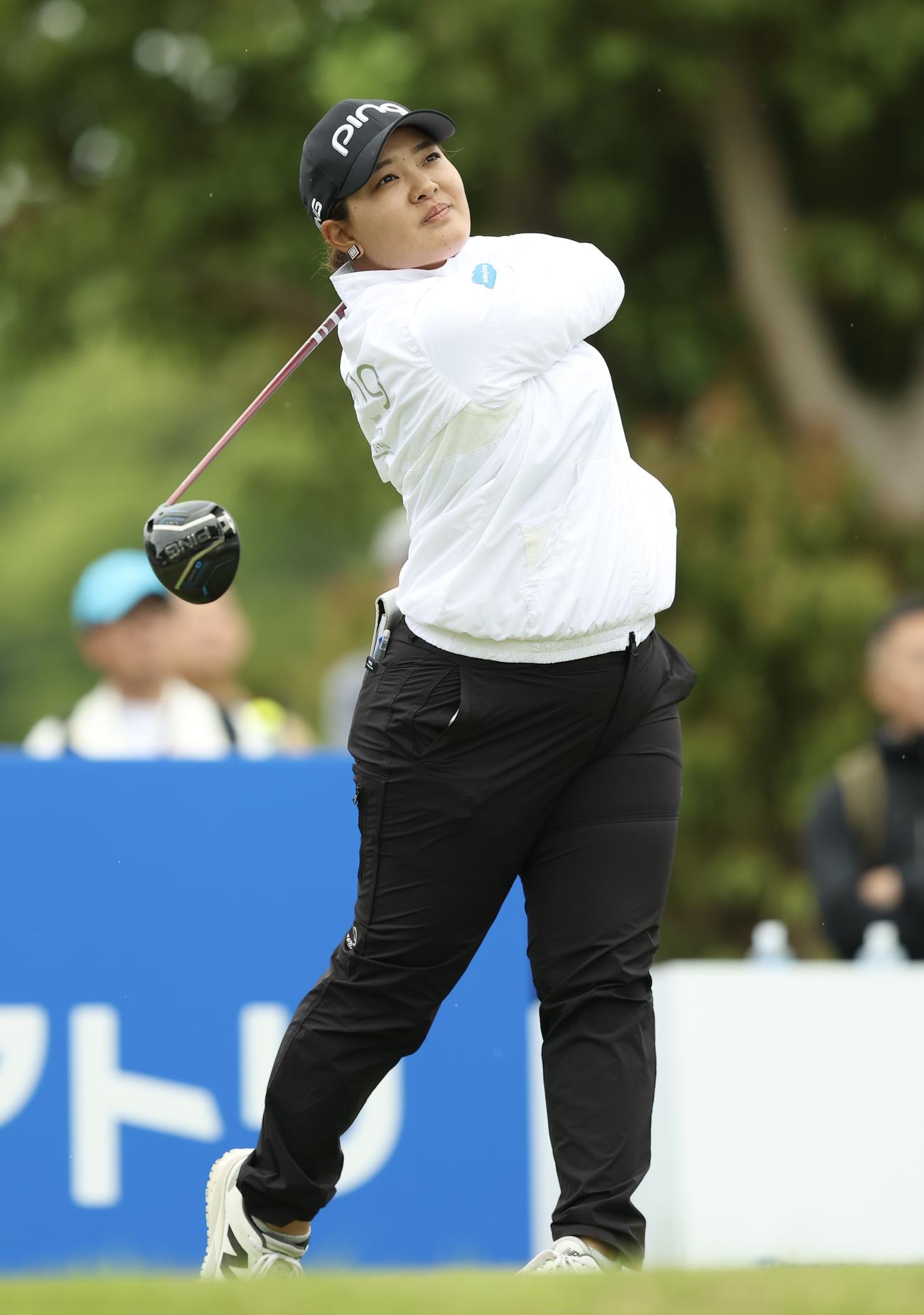 1番、ティーショットを放つ鈴木（撮影・河田真司）