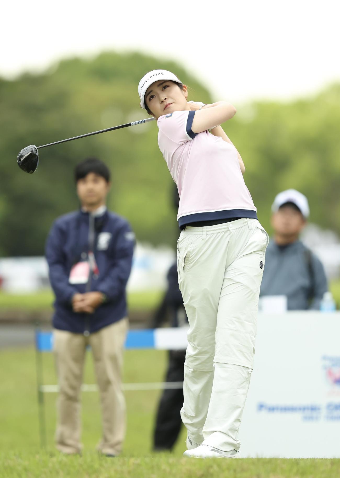 10番、ティーショットを放つ三ヶ島（撮影・河田真司）