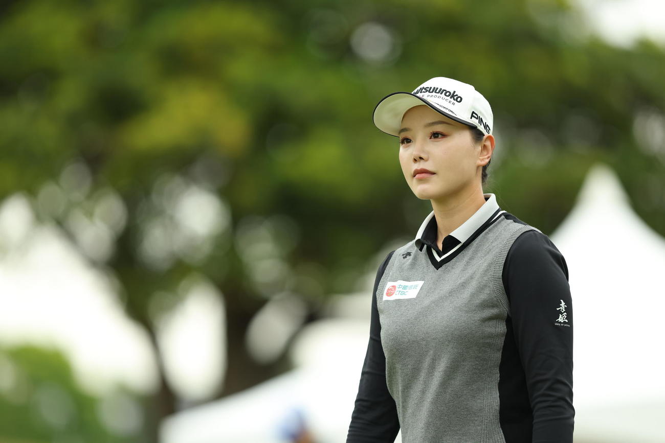 10番、ティーショット後に移動するセキ・ユウティン（撮影・河田真司）