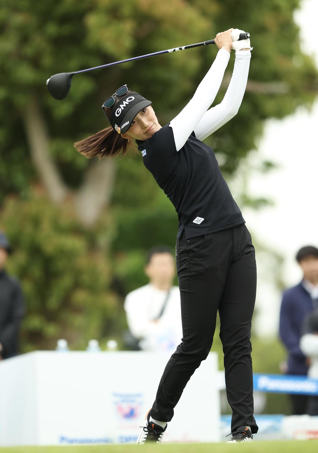 1番、ティーショットを放つ脇元華（撮影・河田真司）
