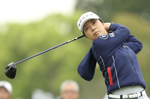 10番、ティーショットを放つ下川（撮影・河田真司）