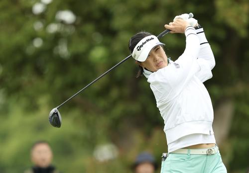 1番、ティーショットを放つ全美貞（撮影・河田真司）