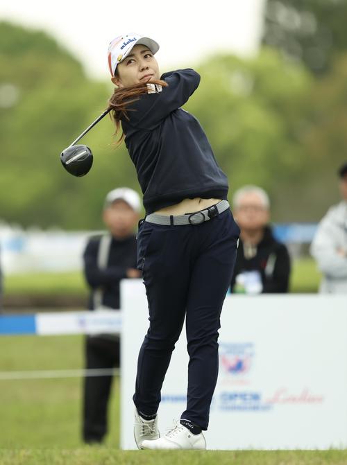 10番、ティーショットを放つ宮里（撮影・河田真司）