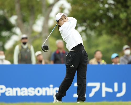 1番、ティーショット後に移動する佐藤（撮影・河田真司）