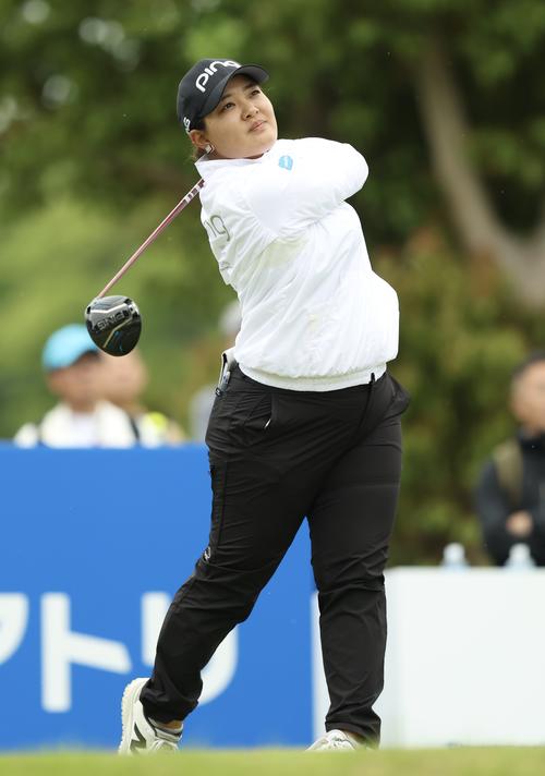 1番、ティーショットを放つ鈴木（撮影・河田真司）