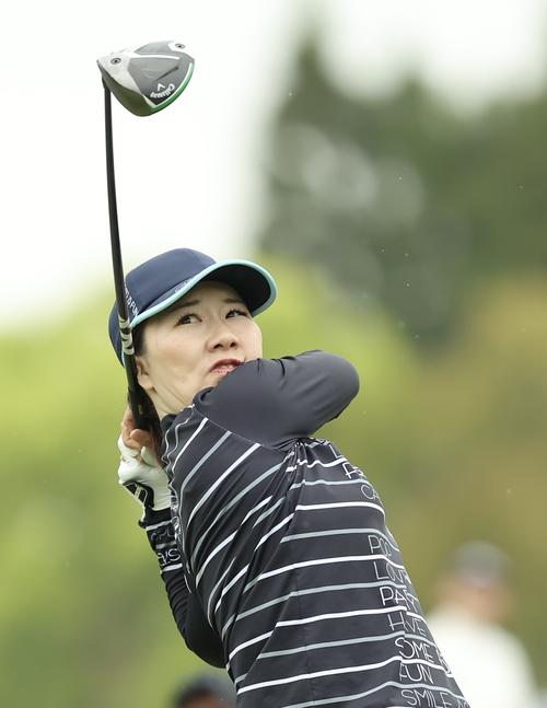 10番、ティーショットを放つ石川（撮影・河田真司）