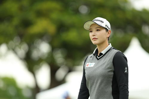 10番、ティーショット後に移動するセキ・ユウティン（撮影・河田真司）