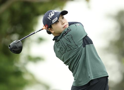 1番、ティーショットを放つ後藤（撮影・河田真司）