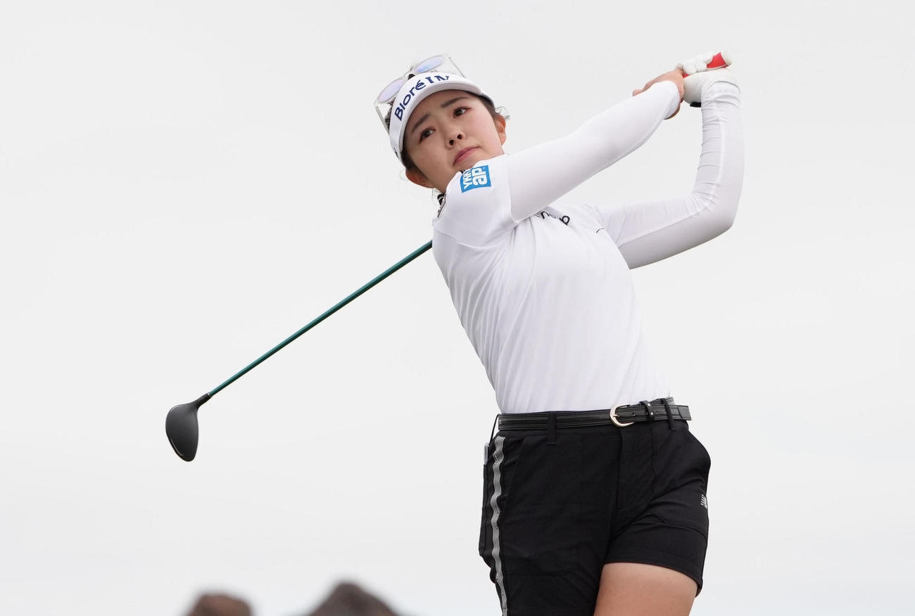 第1ラウンド、5番でティーショットを放つ山下美夢有（共同）