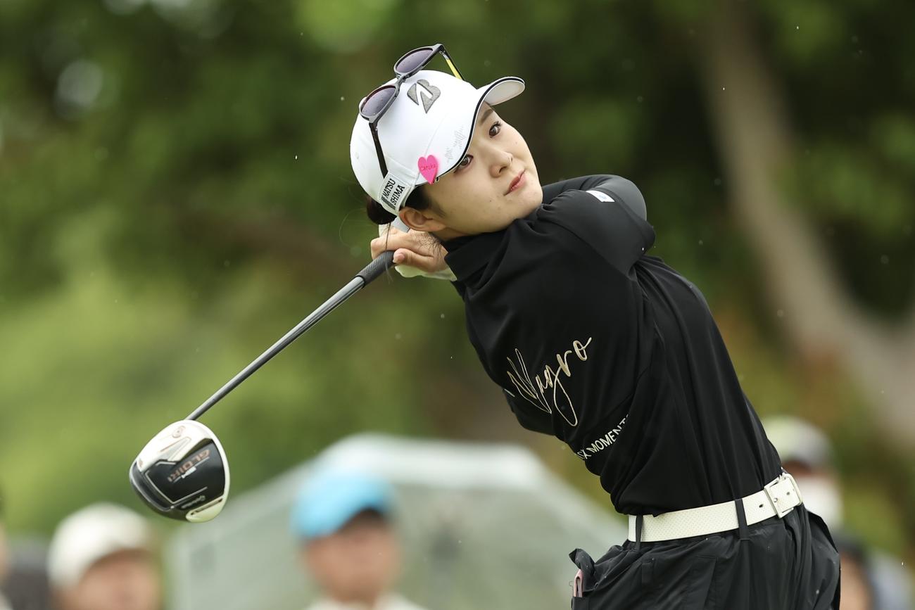 1番、ティーショットを放つ川崎（撮影・河田真司）