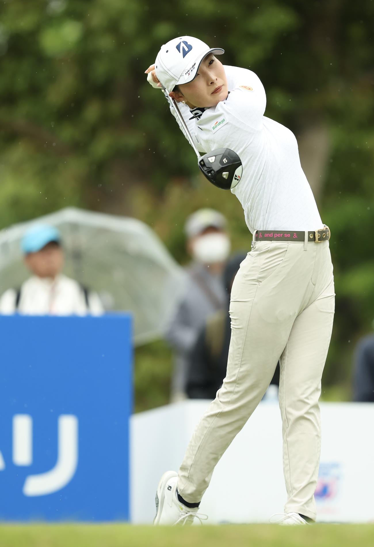 1番、ティーショットを放つ鶴岡果恋（撮影・河田真司）