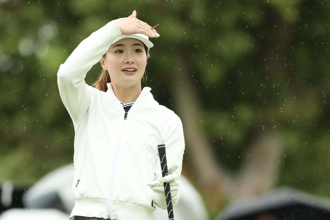 1番、ティーショットを放つ青木香（撮影・河田真司）