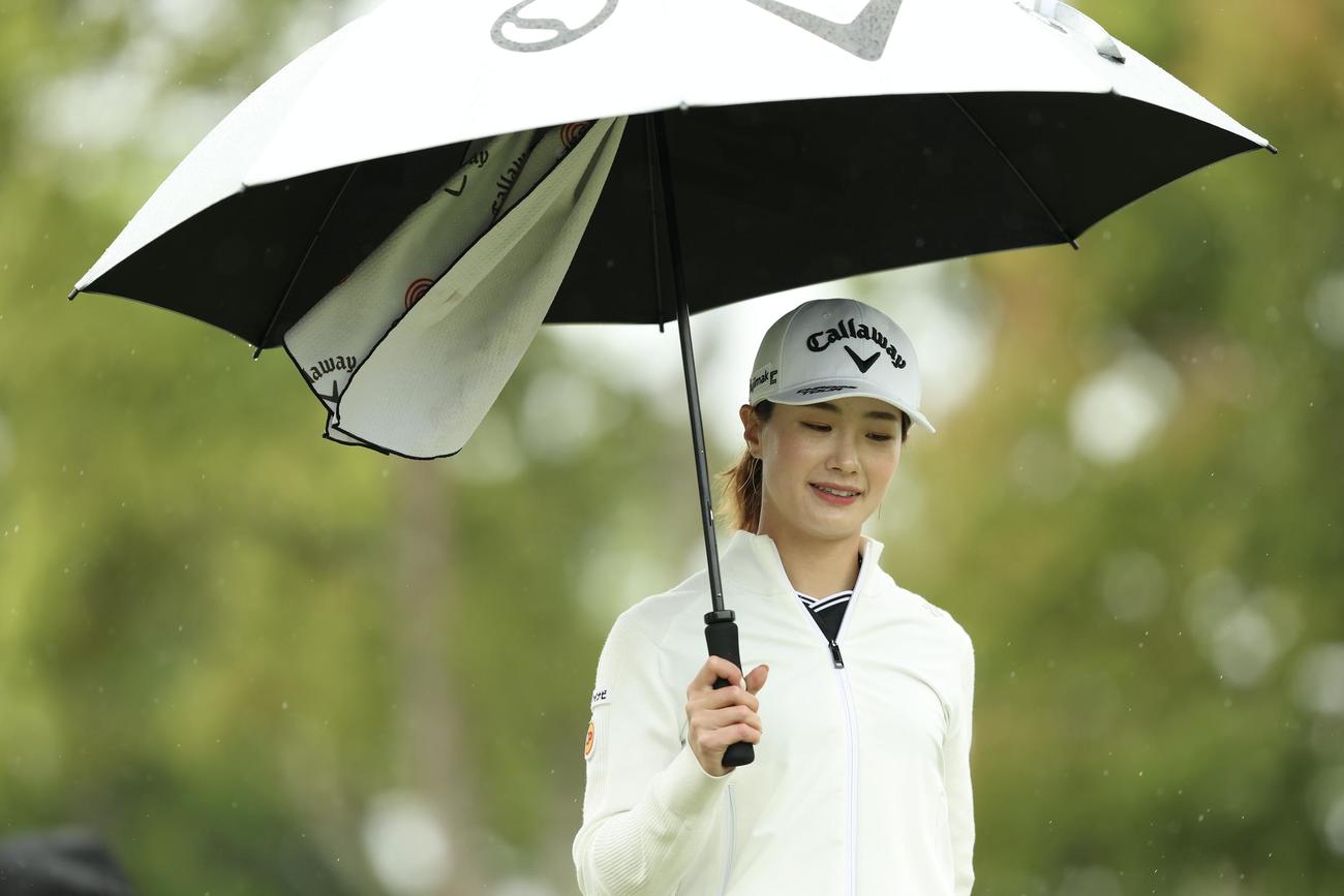 1番、ティーショット後に移動する青木香（撮影・河田真司）