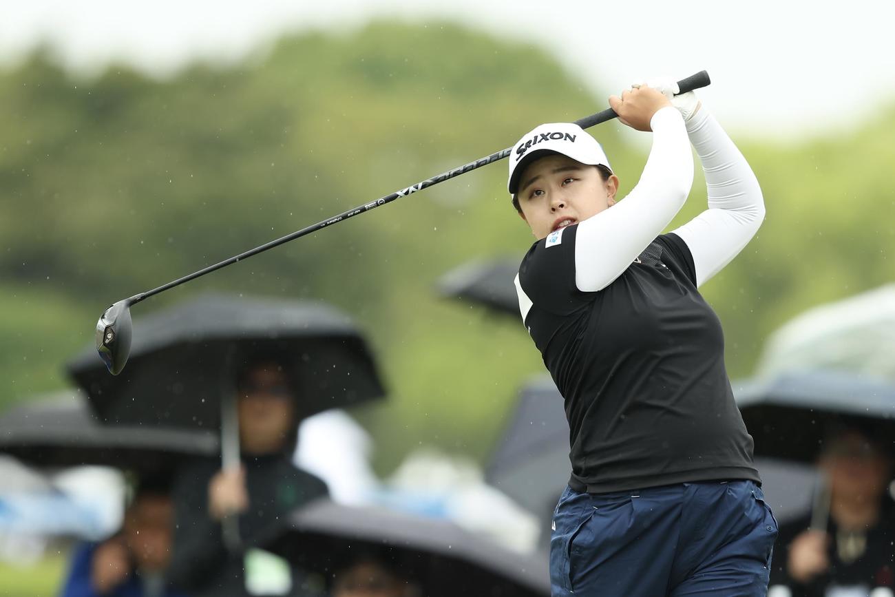 10番、ティーショットを放つ永田（撮影・河田真司）