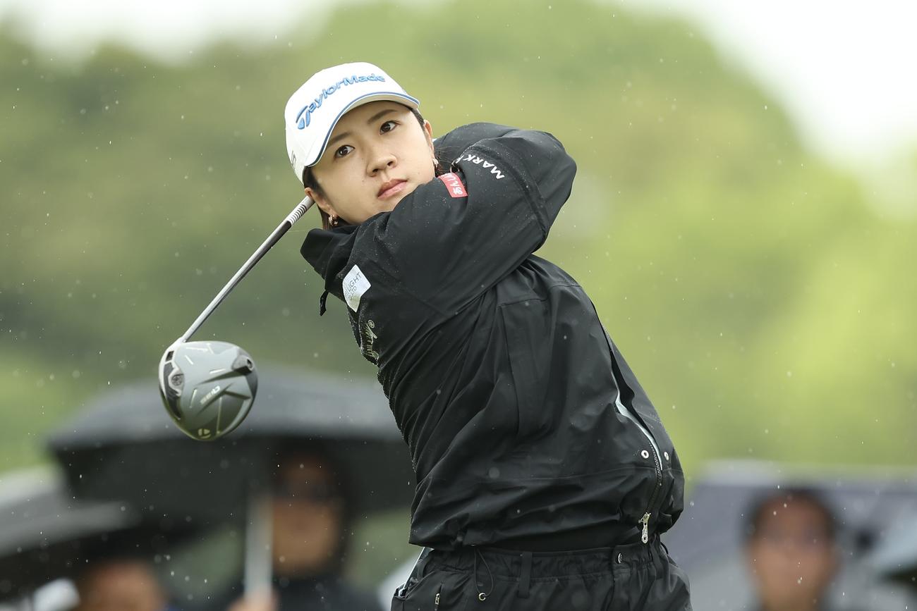 10番、ティーショットを放つ泉田（撮影・河田真司）