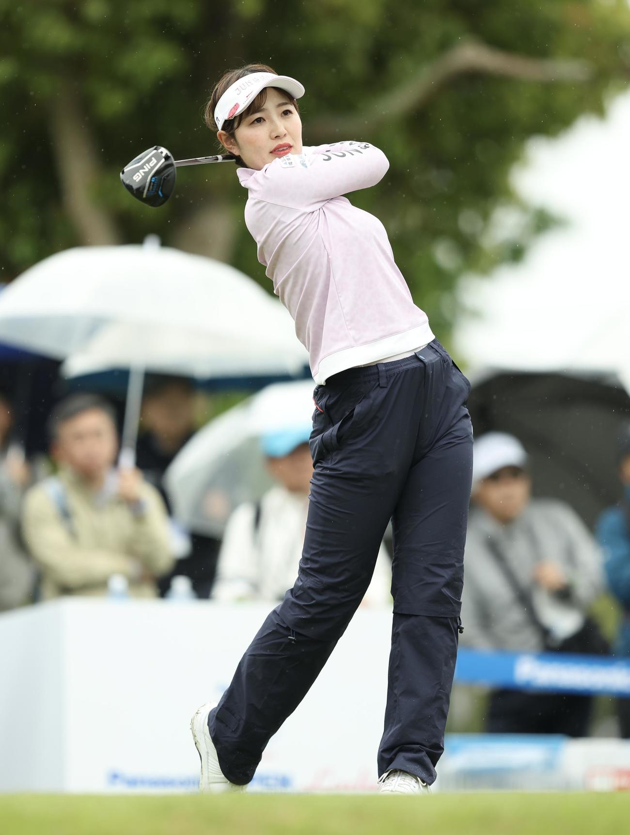 1番、ティーショットを放つ蛭田（撮影・河田真司）