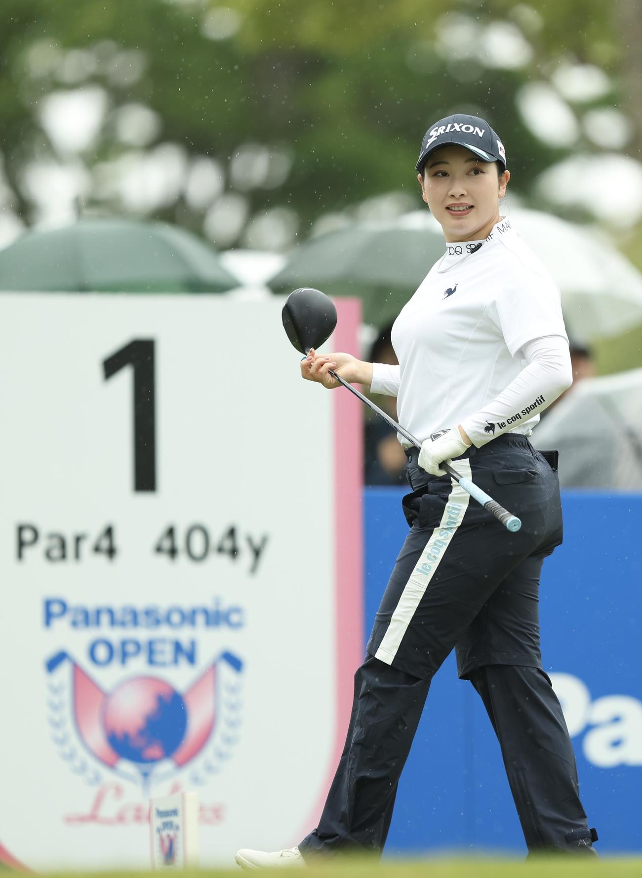 1番、ティーショットを放つ小祝（撮影・河田真司）