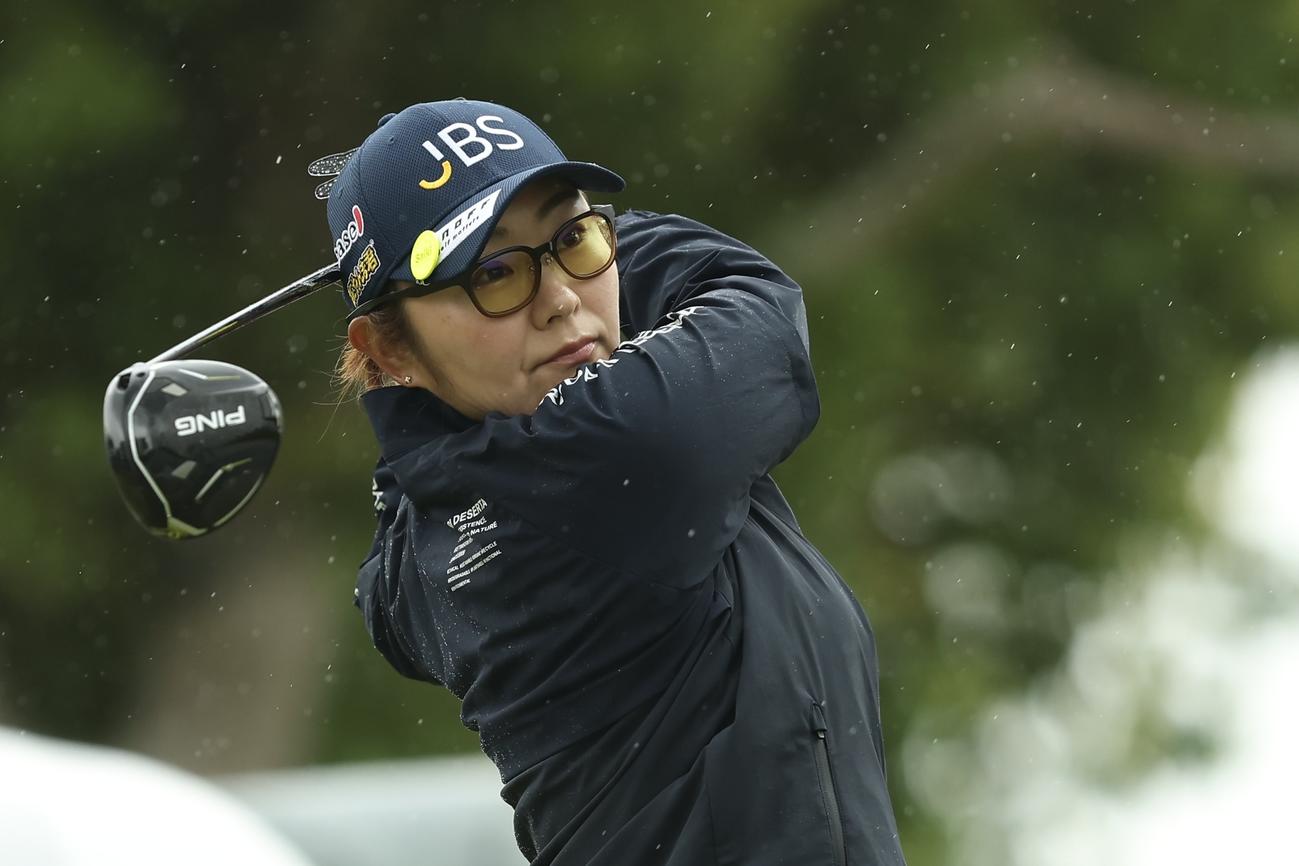 1番、ティーショットを放つ藤田さ（撮影・河田真司）