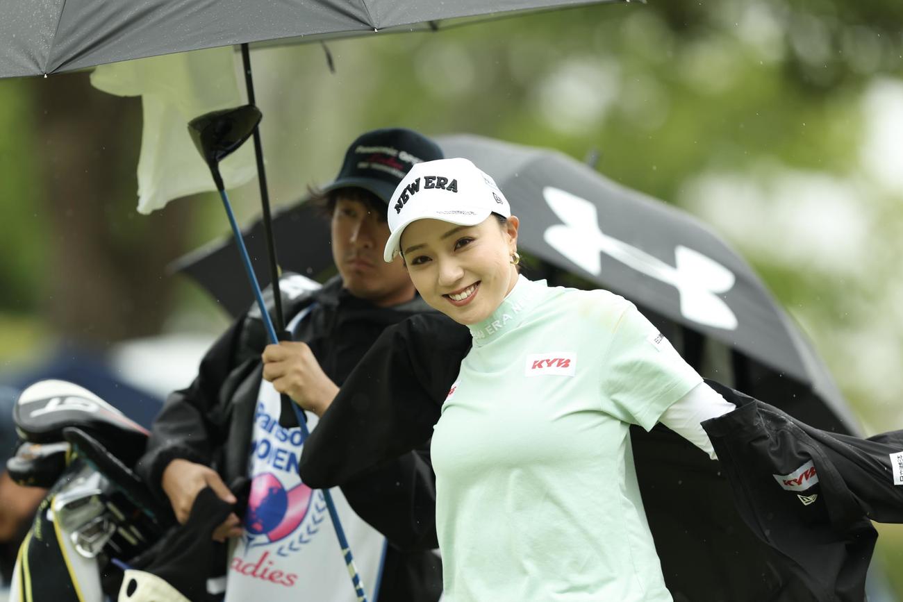 10番、ティーショット後に移動する宮田（撮影・河田真司）